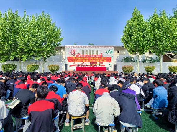 1.新野县人民法院上庄法庭联合上庄乡司法所、上庄乡派出所到上庄乡初级中学开展“法治校园”普法宣传教育活动.jpg