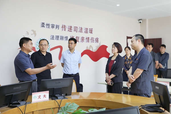 图为省高院领导到西峡法院五里桥法庭调研少年家事审判工作.jpg 图为省高院领导到西峡法院五里桥法庭调研少年家事审判工作.jpg