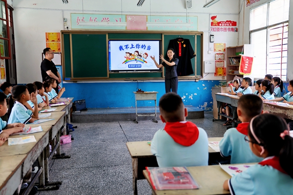 法官讲解“防拐”知识.jpg 法官讲解“防拐”知识.jpg