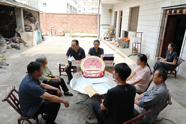 图2为西峡法院在当事人家中巡回庭审.jpg