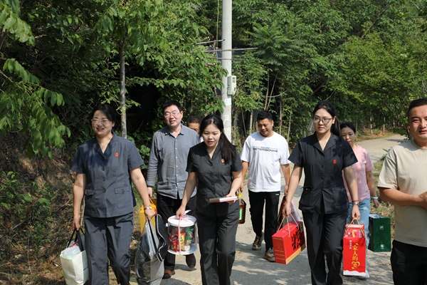 图2为西峡法院少审团队与县关工委、县妇联、县民政局同志一起前往留守儿童家中.jpg 图2为西峡法院少审团队与县关工委、县妇联、县民政局同志一起前往留守儿童家中.jpg