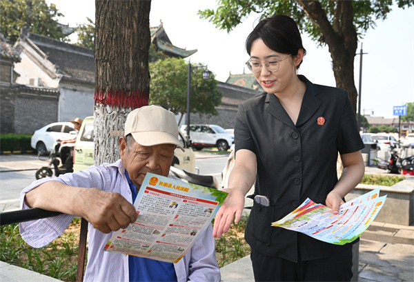 河南省南阳市社旗县法院：广场“摆摊”送干货 筑牢防非“安全网”