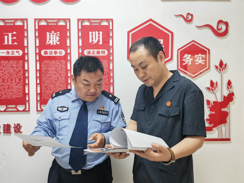 图为法官向辖区派出所送达人身保护令.jpg 图为法官向辖区派出所送达人身保护令.jpg