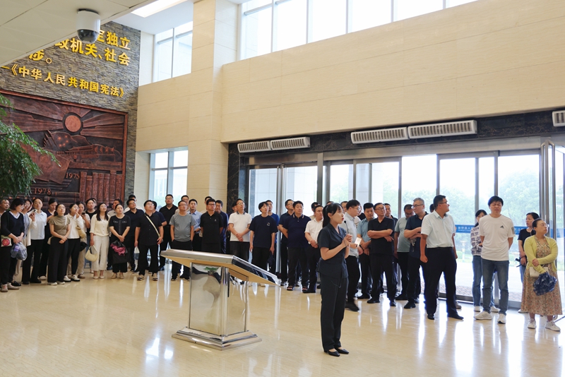 参观法院展馆.jpg 参观法院展馆.jpg