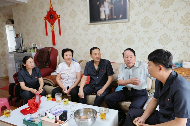 王瑞朋一行三人与老党员李金玉亲切交流.jpg 王瑞朋一行三人与老党员李金玉亲切交流.jpg