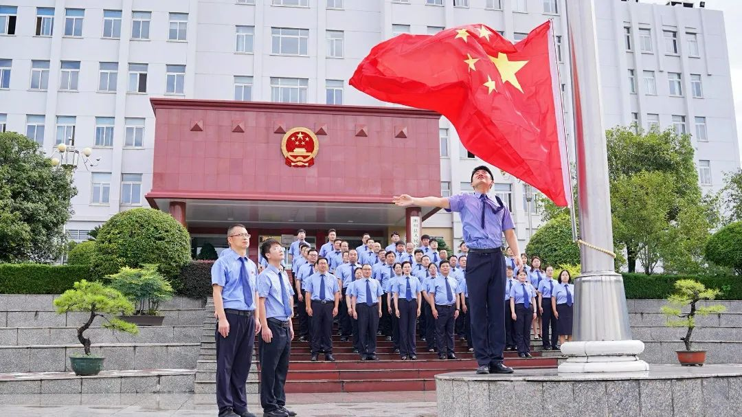 河南省南阳市淅川县检察院举行升国旗唱红歌重温入党誓词活动