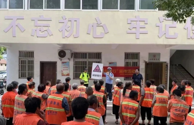 河南省邓州市公安局：为“城市美容师”送上交通安全课