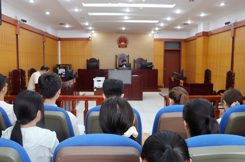 庭审现场变“实践课堂”——河南省南阳市宛城区法院组织暑期返乡大学生旁听庭审活动