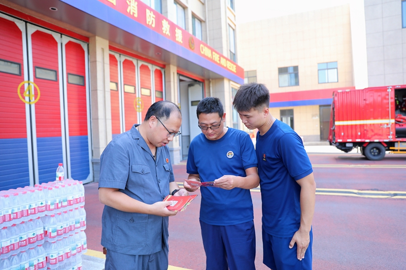 河南省南阳市西峡县法院慰问驻地官兵