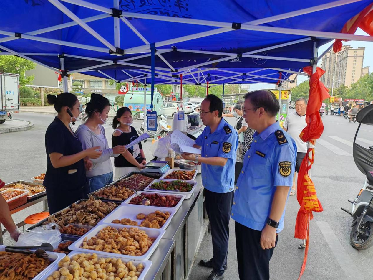 河南省南阳市新野县市场监督管理局：精准监管高温时段饭店外卖摊食品安全