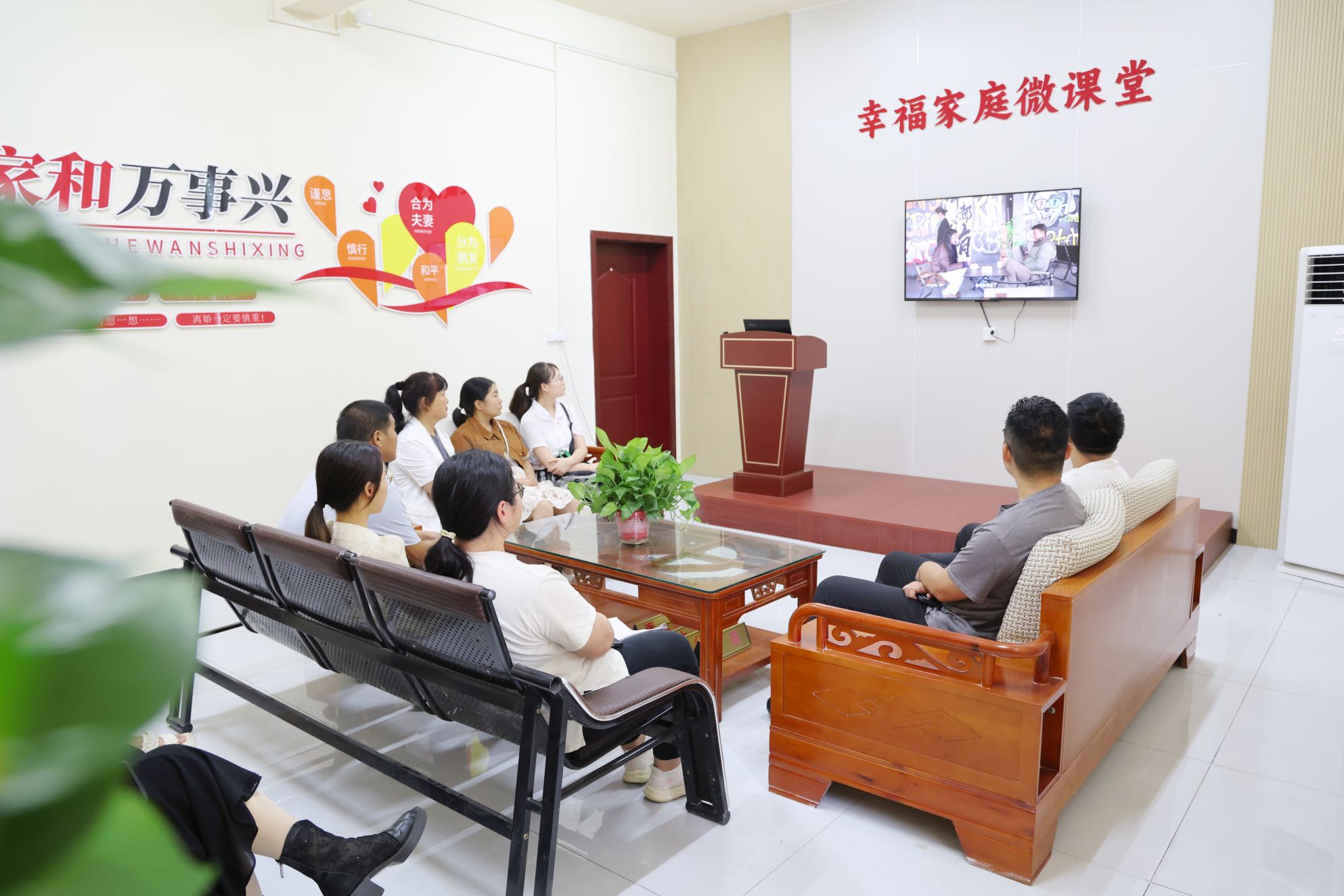 当事人观看婚姻家庭教育微电影.jpg 当事人观看婚姻家庭教育微电影.jpg