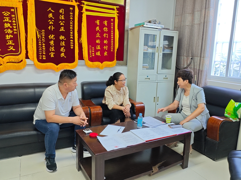 河南省南阳市淅川县法院：分管院领导下法庭 带头办案促调解