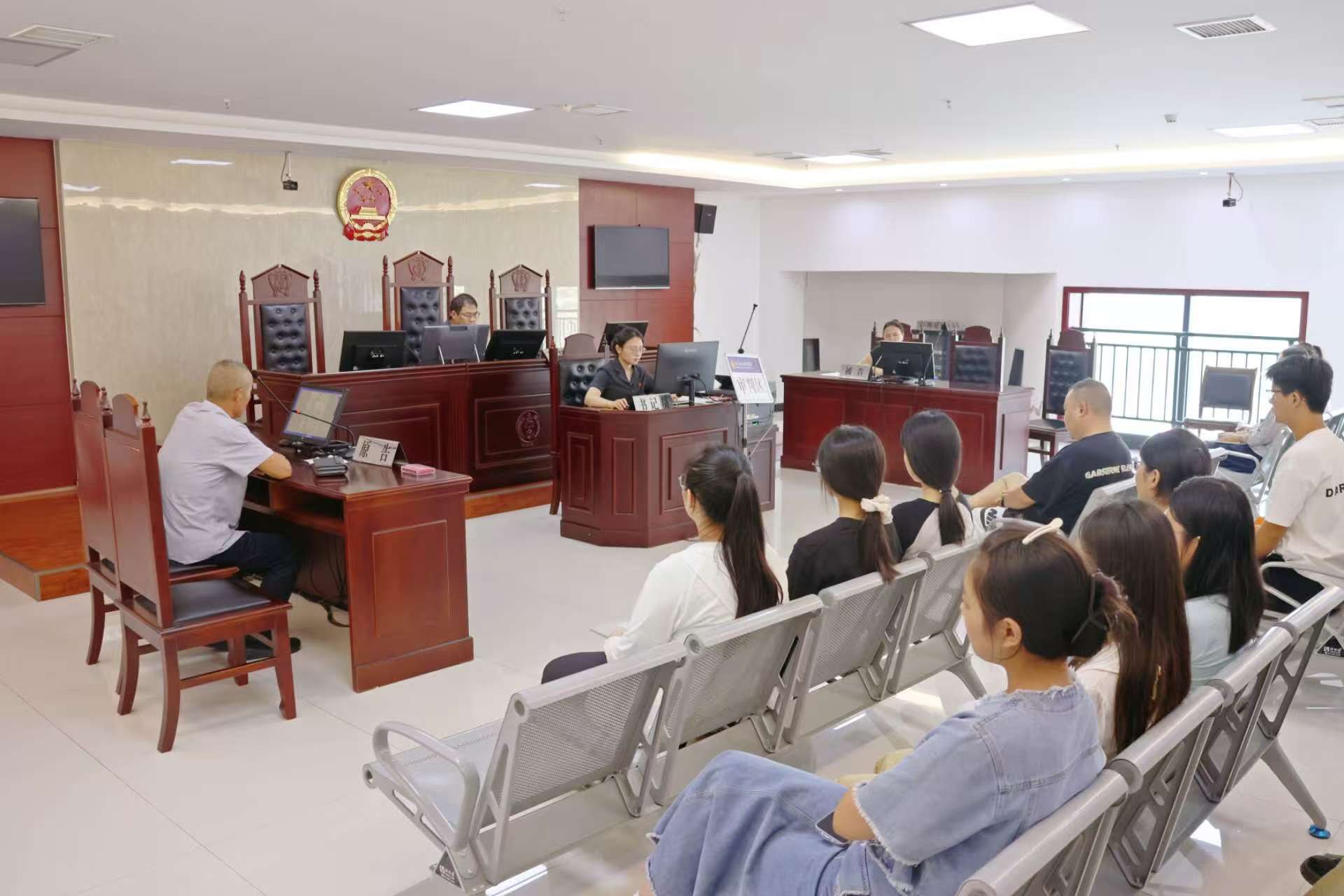 旁听庭审.jpg 旁听庭审.jpg