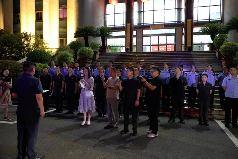 图2为西峡法院执行局干警整装待发,多家媒体关注此次行动.jpg 图2为西峡法院执行局干警整装待发,多家媒体关注此次行动.jpg