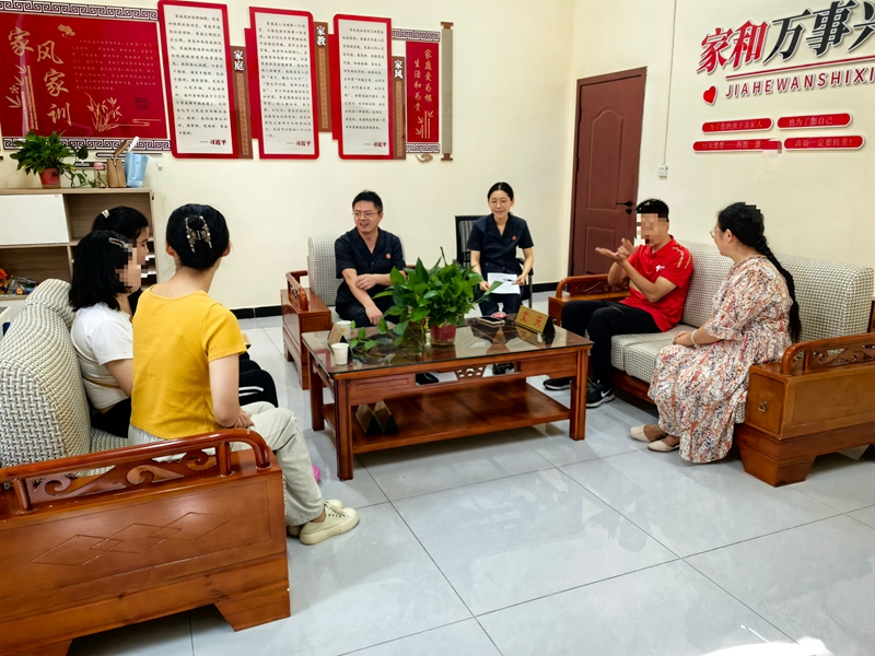 法官联合手语翻译老师、心理咨询师对双方当事人进行调解.jpg 法官联合手语翻译老师、心理咨询师对双方当事人进行调解.jpg