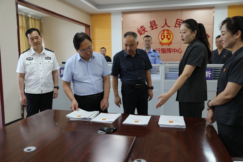 图为西峡县委书记马俊一行参观西峡法院执行指挥中心.jpg