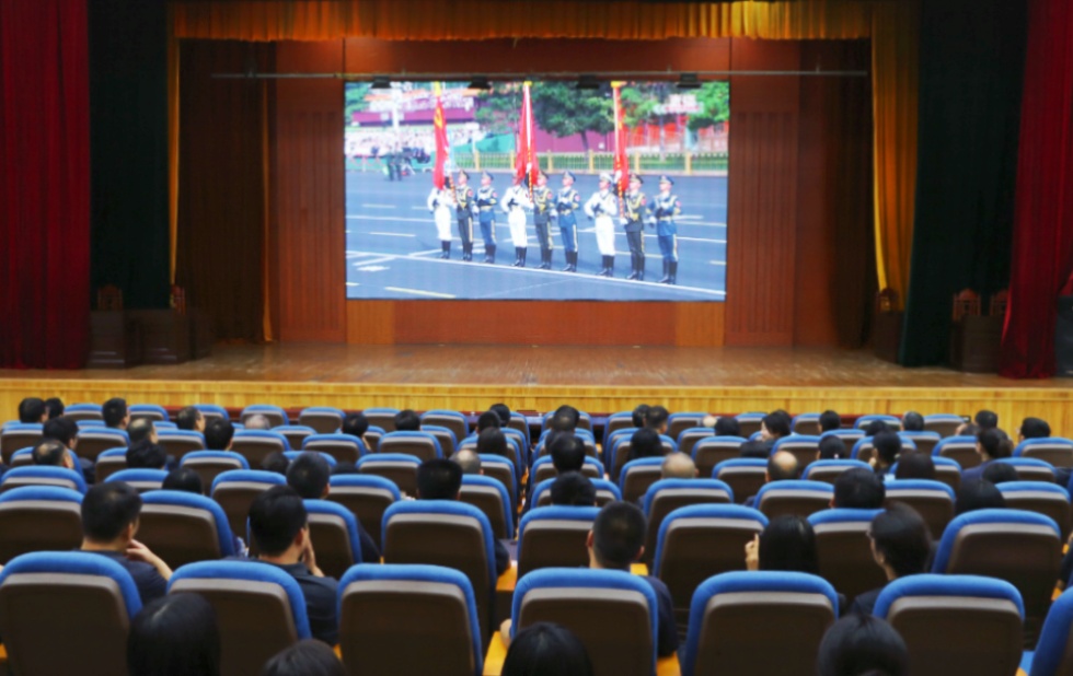 河南省南阳市宛城区法院组织集中观看纪念中国人民抗日战争暨世界反法西斯战争胜利80周年大会盛况