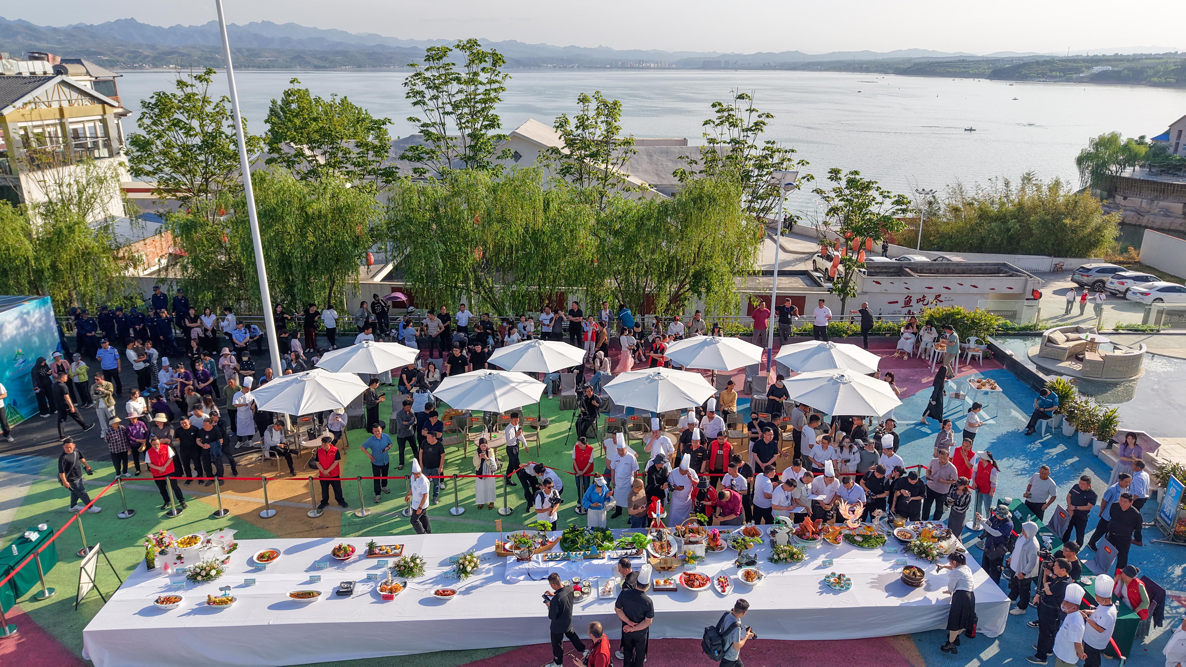 4月28日,2025陆浑鱼宴争霸赛航拍评委打分现场 赵明辰摄.jpg 4月28日,2025陆浑鱼宴争霸赛航拍评委打分现场 赵明辰摄.jpg