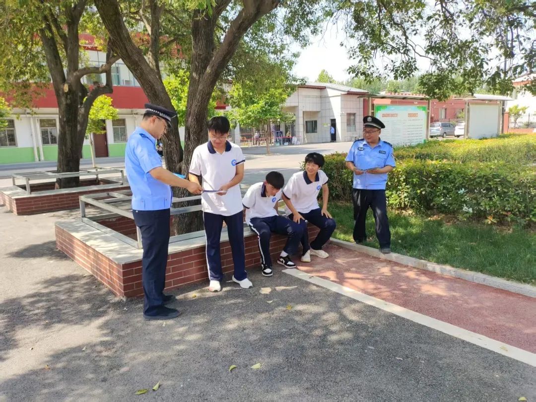 河南洛宁：警校联动护校园平安
