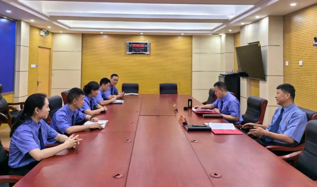 河南洛阳铁路运输检察院召开庆“八一”退役军人干警、军属暨青年干警座谈会