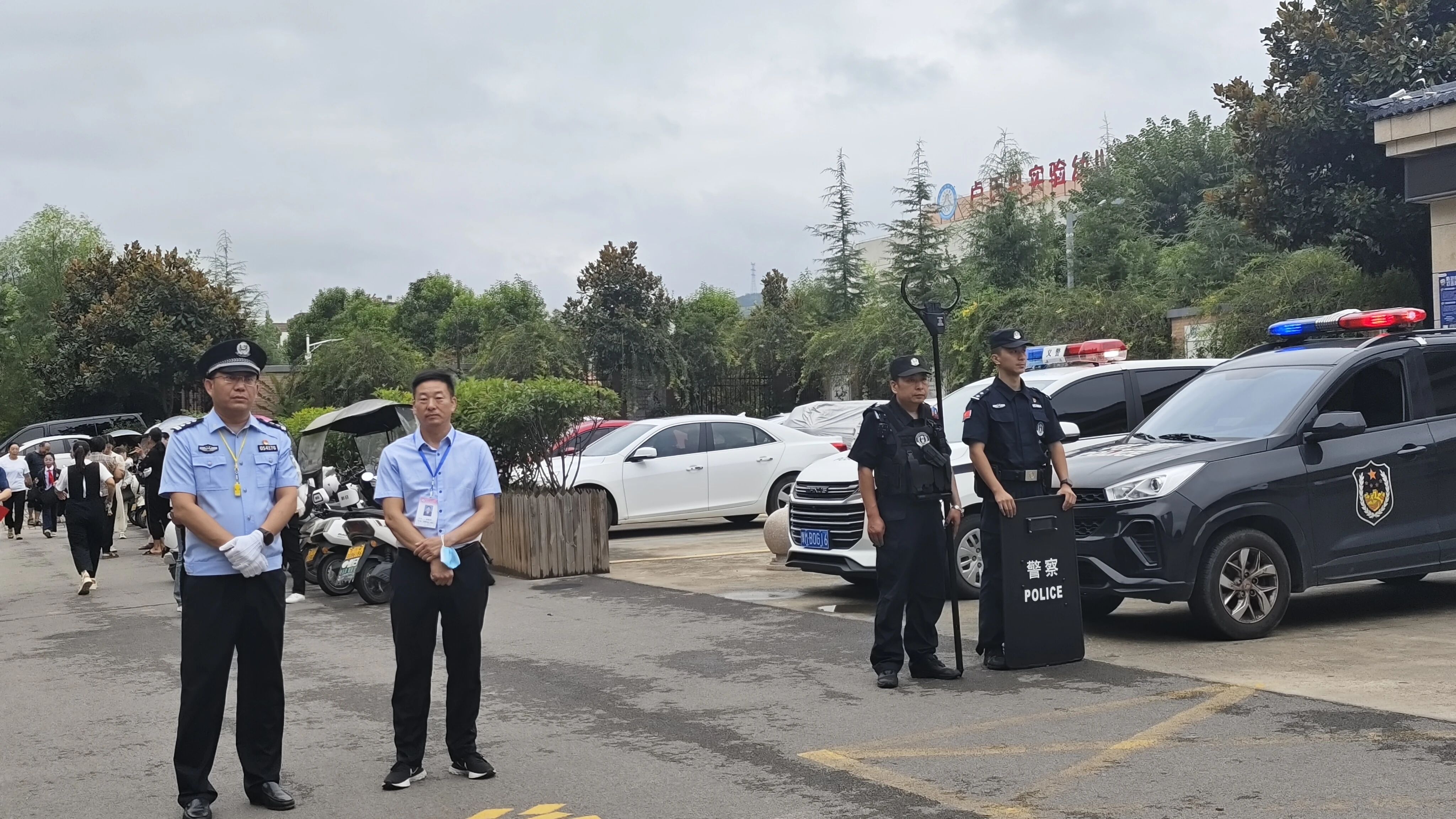 河南卢氏公安：站好“护学岗” 撑起“平安伞”