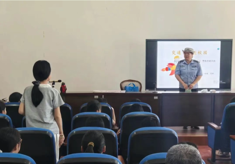 河北邢台南宫交警走进学校开展交通安全主题宣传活动
