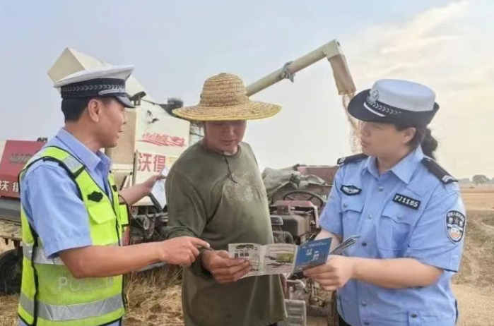 河北邢台：交警护航“三夏” 守护丰收之路