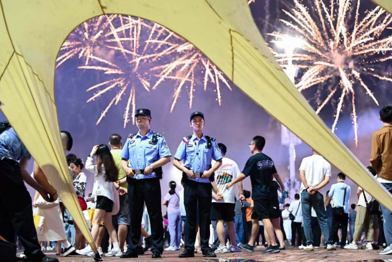 黑龙江省哈尔滨市公安局松北分局圆满完成啤酒节开幕式安保任务
