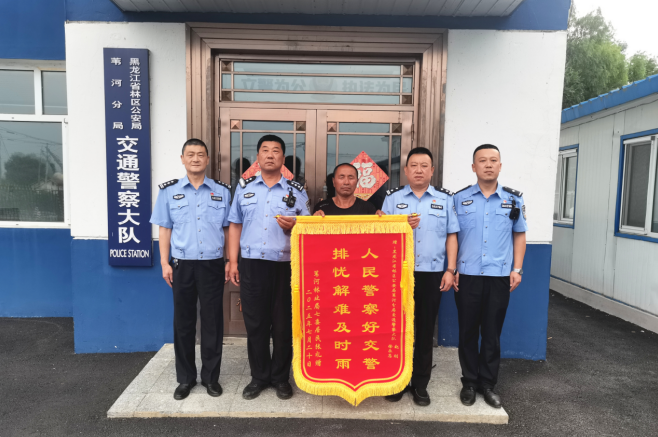 黑龙江省林区公安局苇河分局交警大队高效处置自燃车辆 