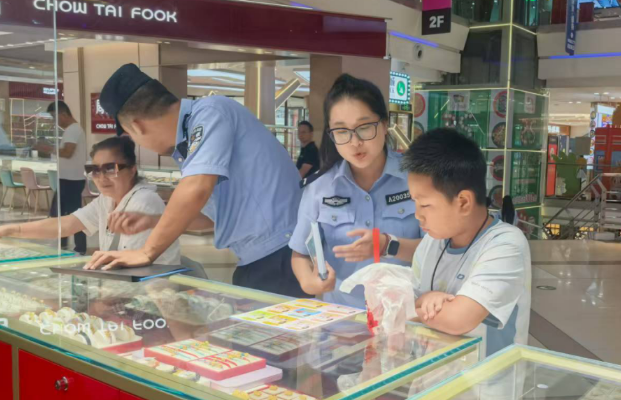 黑龙江省哈尔滨市公安局平房分局深入商圈开展未成年人反诈宣传活动