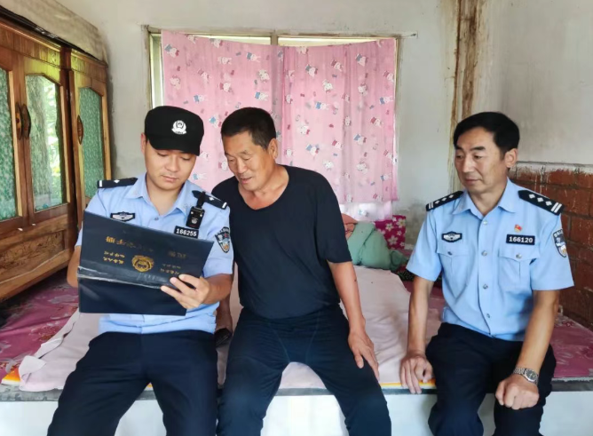 黑龙江省林区公安局鹤立分局东风派出所深入践行绿荫工程开展带新警入户走访
