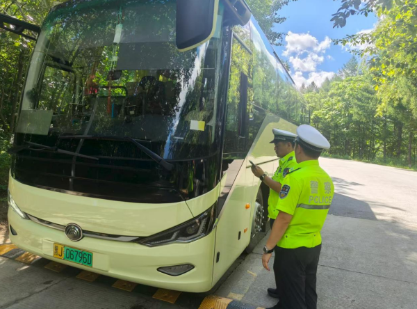 黑龙江省林区公安局双鸭山分局：强化景区周边交通管控 筑牢全域全季护游安全防线