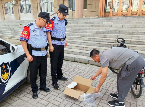 黑龙江省林区公安局沾河分局：民警专业捕蛇获群众点赞