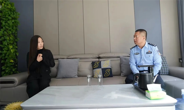 黑龙江省青冈县隋丙臣看望慰问因公牺牲民警家属