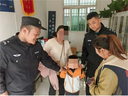 陕西省西安市西咸新区民警救助的走失娃娃