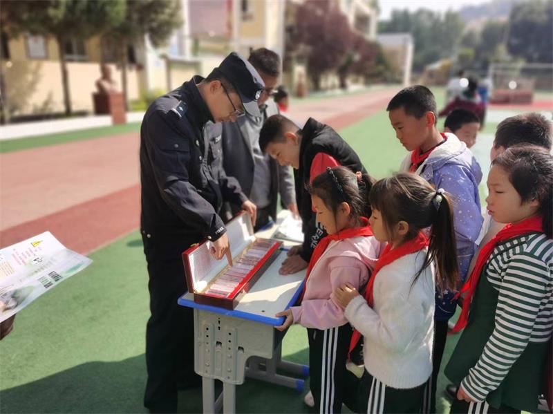 陕西子长市公安局涧峪岔派出所开展校园禁毒宣传活动