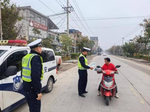 陕西省西安市公安局临潼分局交警大队组织警力深入辖区开展交通安全宣传活动