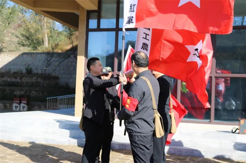 陕西黄龙法院开展“重走长征路 奋进新征程”主题党日活动