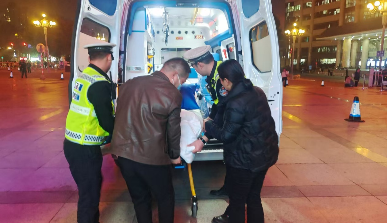 群众突发颅出血，陕西省西安市西咸新区交警紧急开道为生命护航