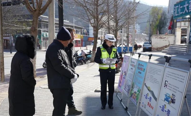 陕西甘泉县公安局交警大队组织开展“马路学堂”普法宣传活动