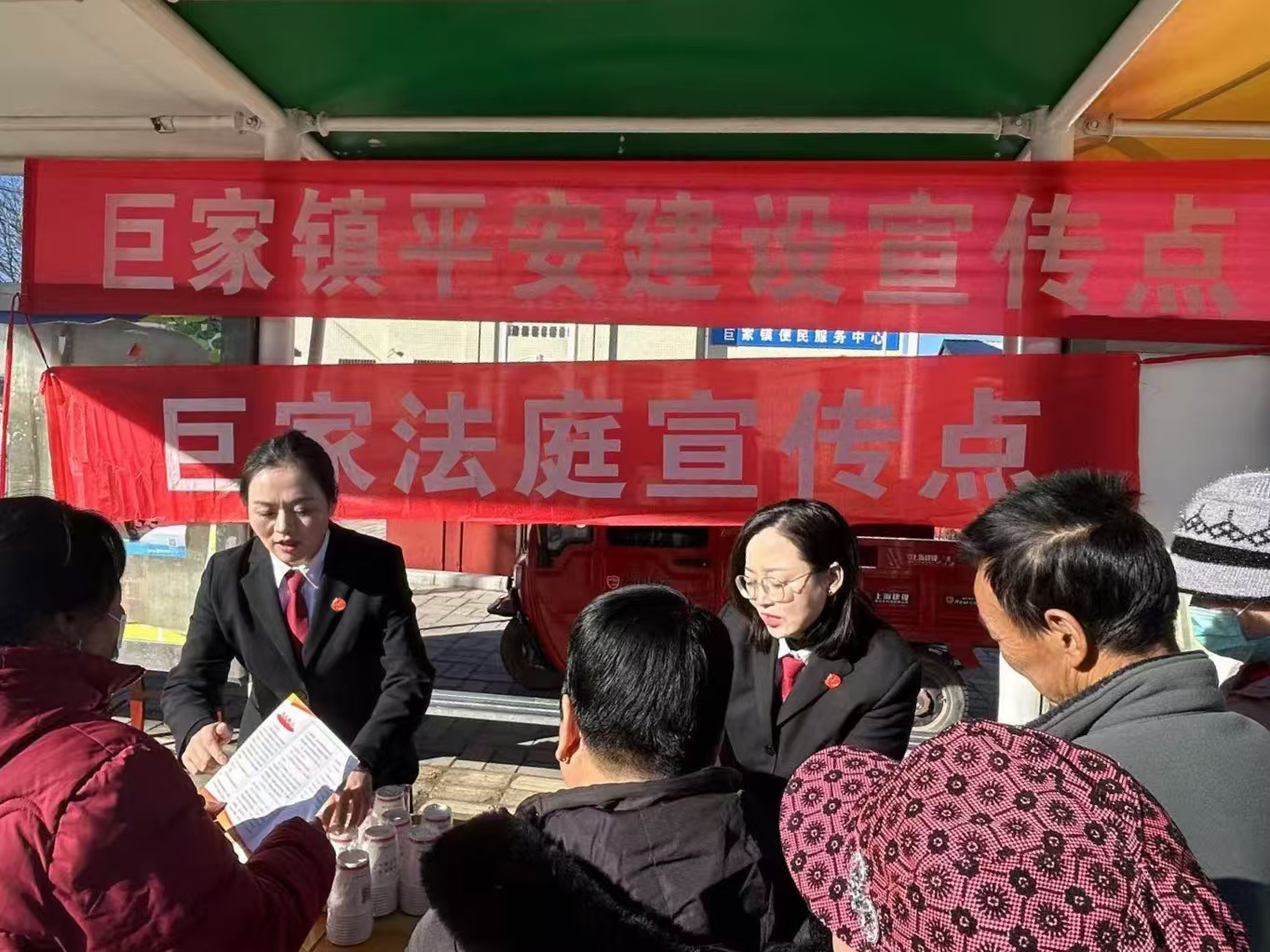 巨家法庭:集贸市场里的别样“普法行”.jpg 巨家法庭:集贸市场里的别样“普法行”.jpg