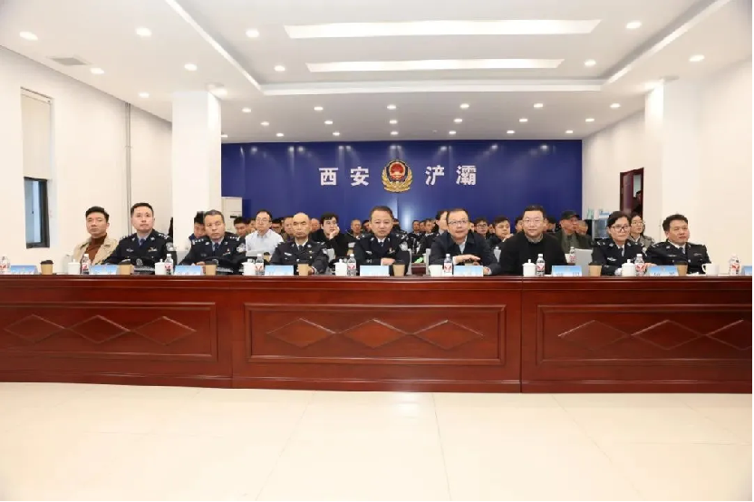 陕西省西安市浐灞公安举行“以人民为中心”庆祝分局成立十周年暨沙场砺兵首届技能比武竞赛闭幕颁奖仪式