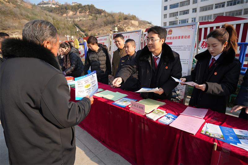 与法同行 “宪”在行动——陕西宝塔区法院开展国家宪法日法治宣传活动