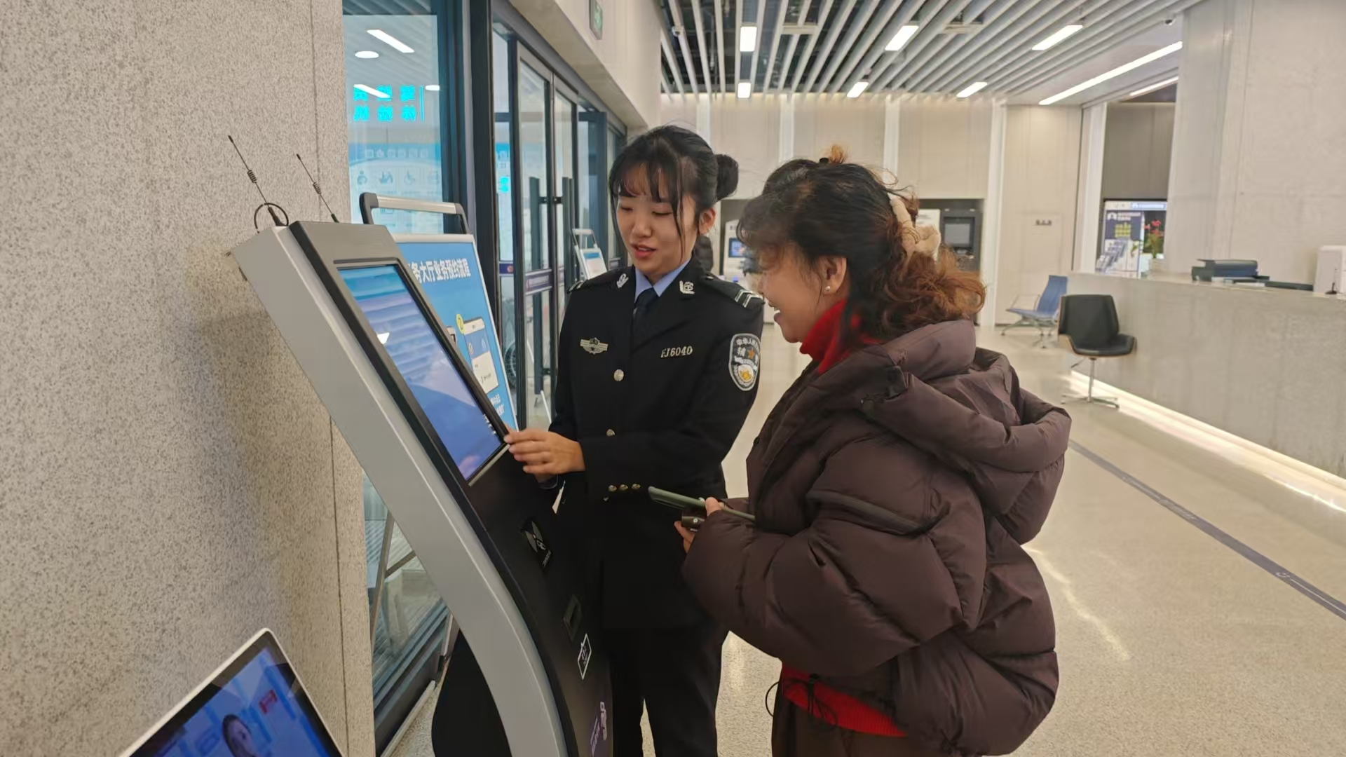 陕西省西安市公安局高新分局政务综合大厅“容缺受理”助推政务服务以“优”解“忧”