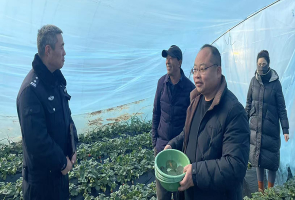 陕西省蓝田县公安局：暖冬时节好风“警” 助农服务暖民心