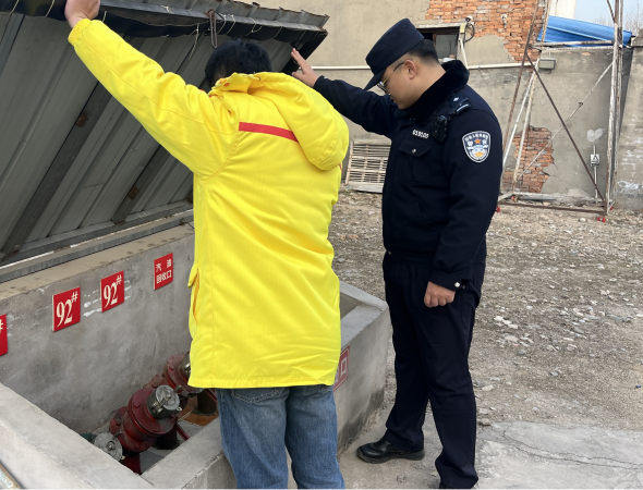 陕西省西安市公安局鄠邑分局沣京路派出所对辖区加油站开展安全检查