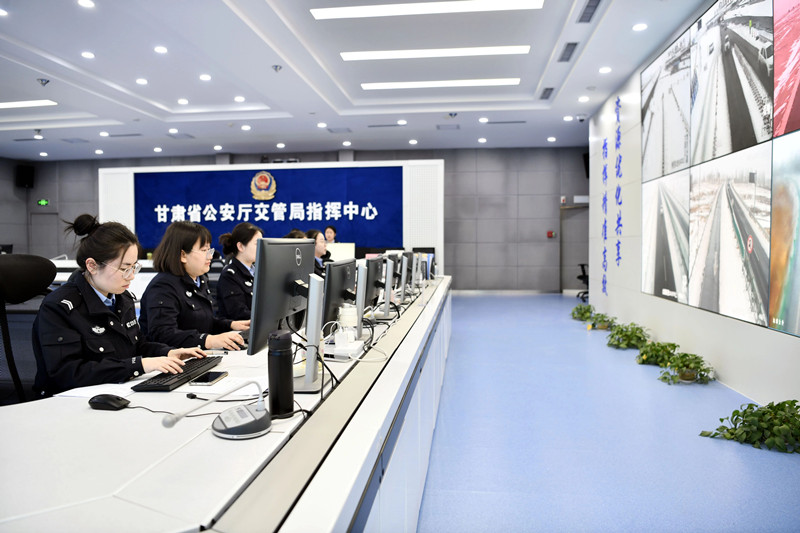 以雪为令：甘肃公安交警奋战保畅第一线