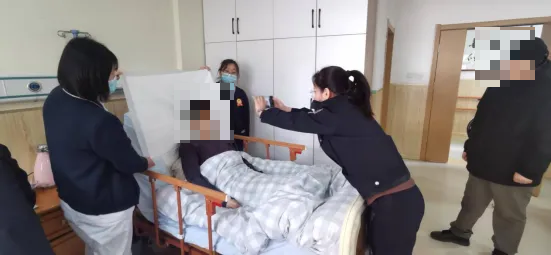 陕西省西安市公安局三桥新街派出所民警上门办证暖人心