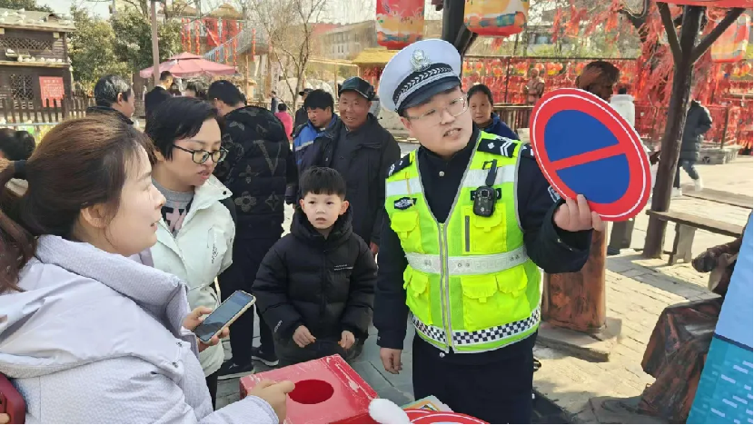 陕西省西安市公安局西咸新区分局交警大队执勤五中队走进茯茶镇景区开展“平安春运交警同行”主题宣传活动