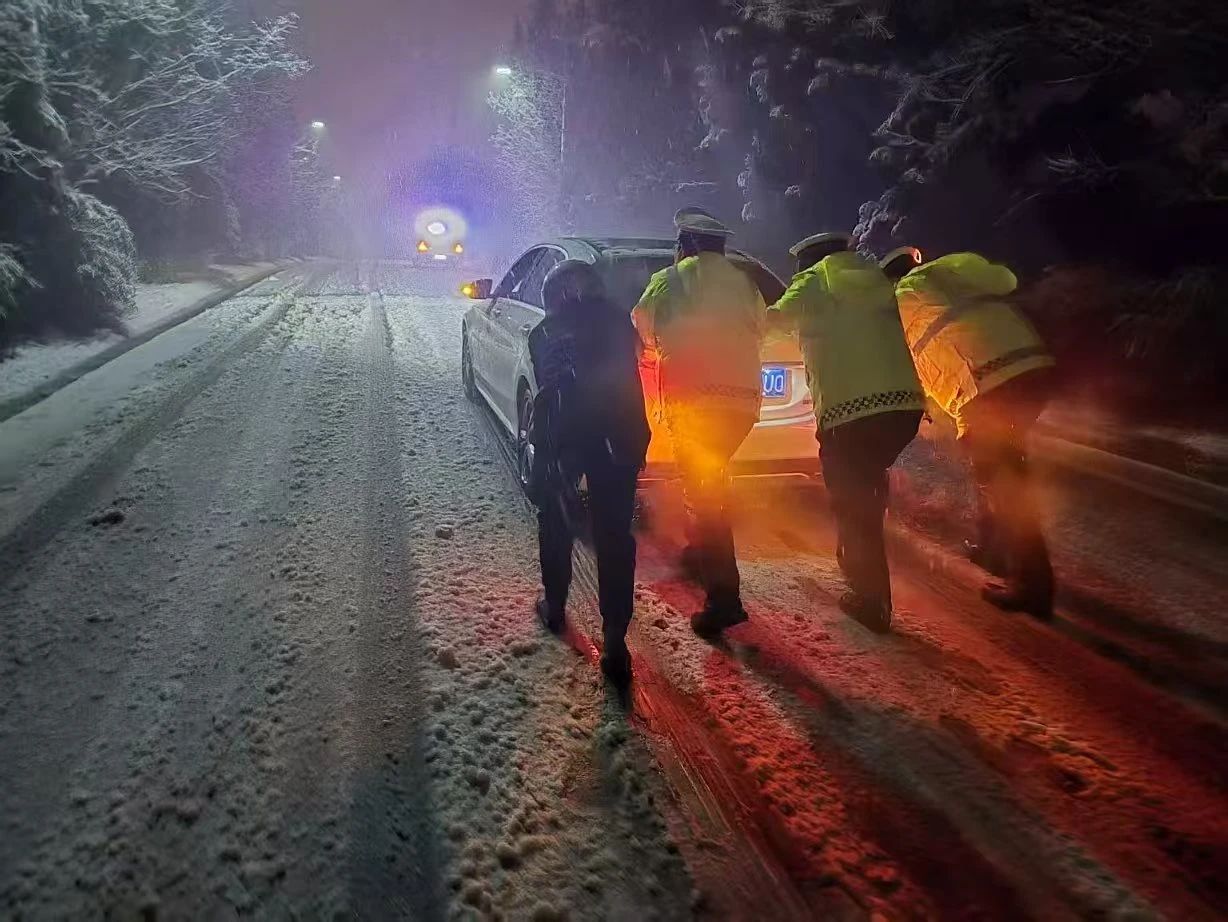 陕西西安阎良公安：浴“雪”奋战，守护万家平安